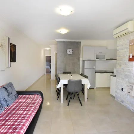 Komfortable Wohnung, Nur Einen Steinwurf Vom Entfernt Apartment