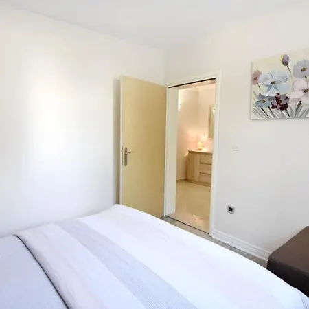 Apartment Komfortable Wohnung, Nur Einen Steinwurf Vom Entfernt Biograd Na Moru