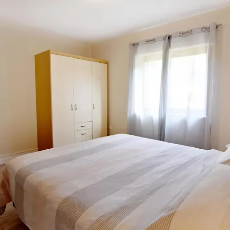 Komfortable Wohnung, Nur Einen Steinwurf Vom Entfernt