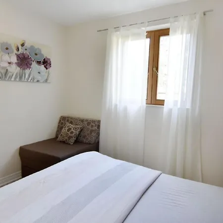 Komfortable Wohnung, Nur Einen Steinwurf Vom Entfernt